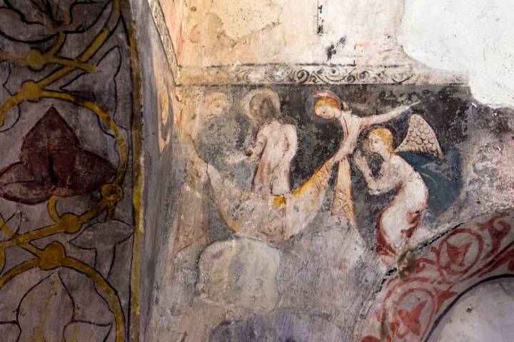 El Entierro de los Ángeles, pinturas románicas del siglo XII en la mezquita del Cristo de la Luz.