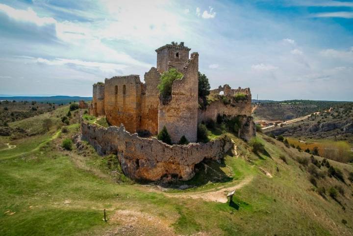 El castillo de Ucero, testigo de la historia del lugar desde el siglo XII. Foto: Shutterstock.