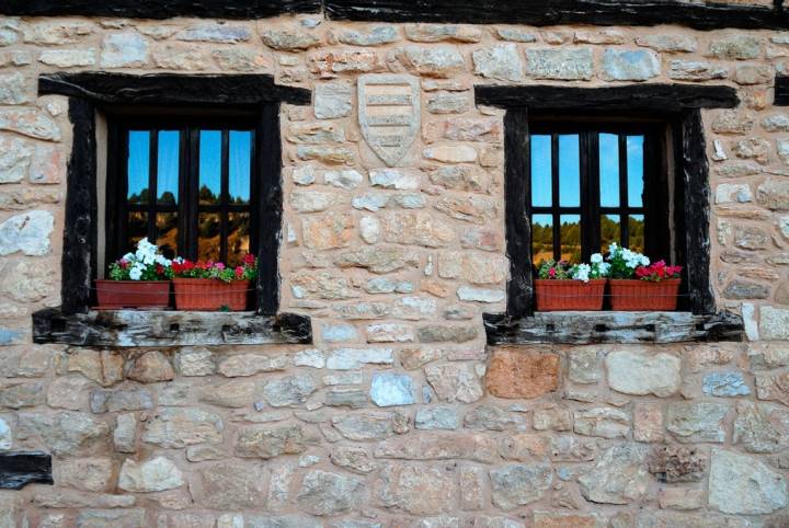 Casa de Calatañazor, de piedra con barro de mampostería, propio de la arquitectura popular. Foto: Shutterstock.