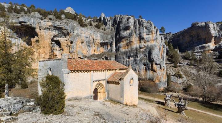La ermita de San Bartolomé, del siglo XIII, integrada perfectamente en el paisaje. Foto: Shutterstock.