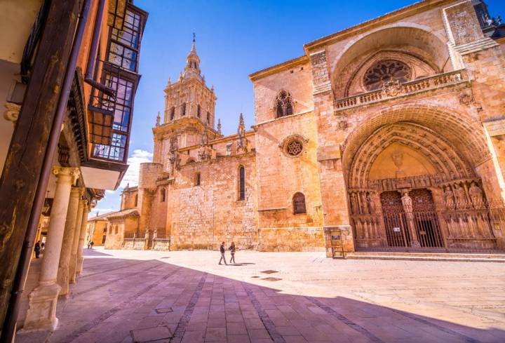 Un relajante paseo por el casco histórico de El Burgo de Osma, con la catedral en primer plano. Foto: Shutterstock.