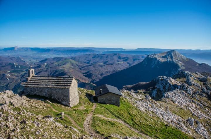 Vistas de la ermita del Santo Cristo y del refugio desde la cima del Aizkorri. Foto: Shutterstock.