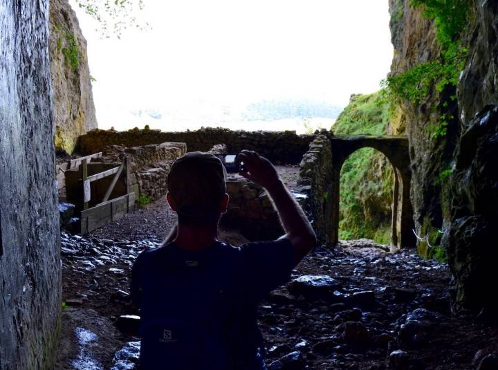 Fotografiando la puerta de San Adrián desde la cueva.