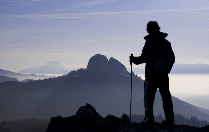 Un montañero contempla la sierra y Zegama, a los pies del Aizgorri. Foto: Shutterstock.