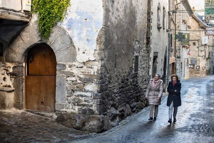 Ana y Pilar, en la calle principal de Torla, en una de sus fachadas torre.
