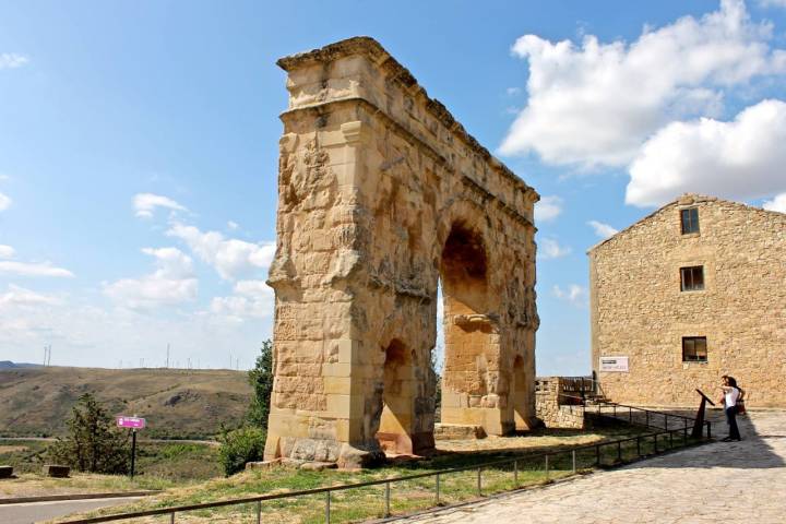 El Arco del Triunfo de Medinaceli es el único de triple arcada en toda la Península. Foto: Shutterstock