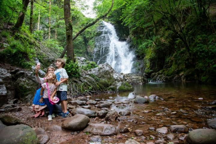 Ruta por las cascadas de Xorroxin (Navarra): familia en la cascada de Xorroxin (apertura)