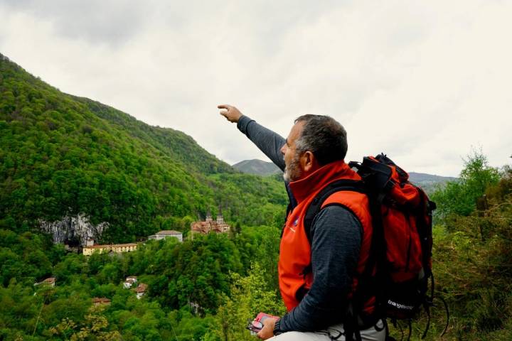 El guía Fernando Ruiz señala el monte Auseva desde el de la Cruz de Priena. Al fondo, Covadonga.