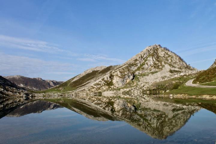 El lago Enol se encuentra a más de 1.000 metros de altitud.