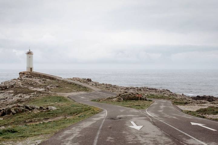 Vista de la carretera que alcanza el Faro de Roncudo en O Camiño dos Faros (Costa da Morte, A Coruña).