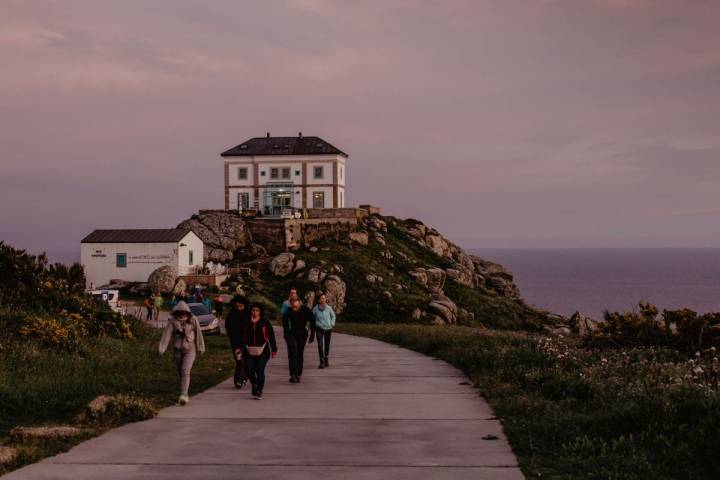 Un grupo de peregrinos junto al Faro de Finisterre (Costa da Morte, A Coruña).