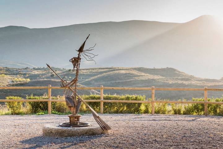 Trasmoz: Escultura que recuerda a la última bruja asesinada: la Tía Casca. Foto: Ferrán Mallol