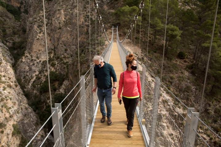 El Saltillo es uno de los tres puentes colgantes más grandes de España.