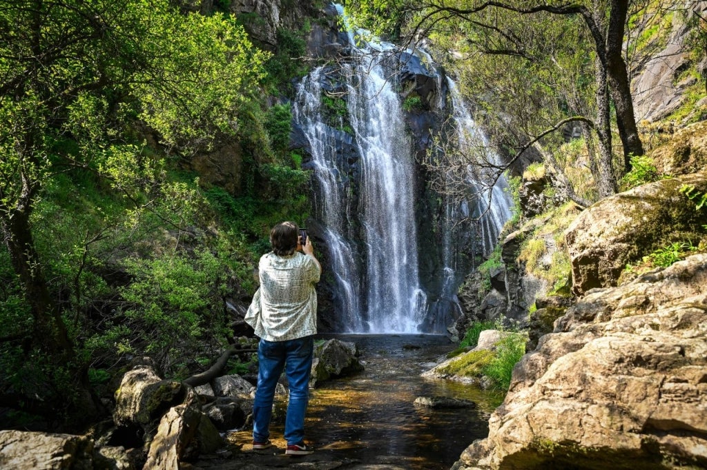 Cascadas, baños y bosques: la ruta de los ríos en el corazón verde de Galicia Cascadas, baños y bosques: la ruta de los ríos en el corazón verde de Galicia