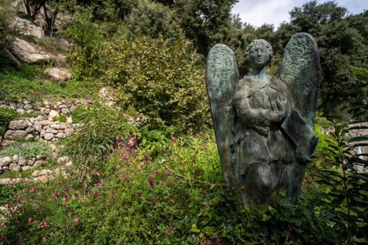 Escultura de un ángel en el camino al Monasterio de Lluc (Mallorca).