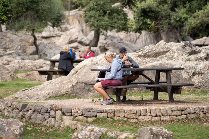 Área de descanso en el camino hacia el Monasterio de Lluc (Mallorca).