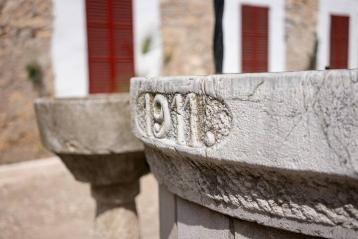 Detalle del pozo del patio interior de la ermita de Santa Magdalena (Mallorca).