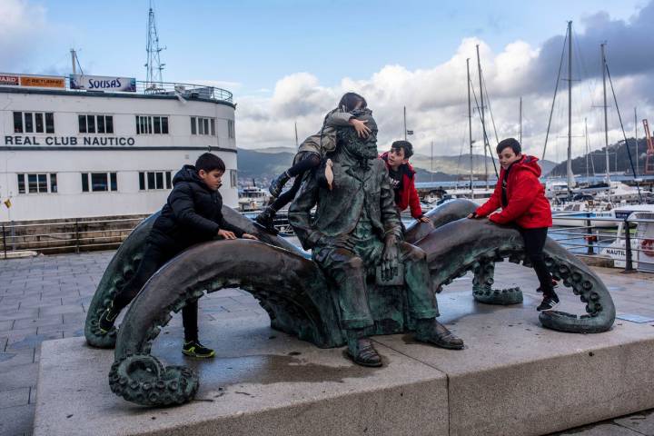 Verne sobre el calamar gigante en el Puerto de Vigo.