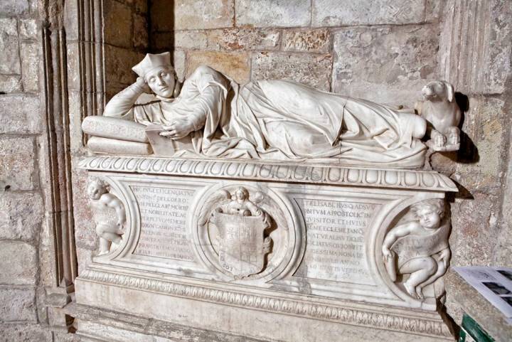La escultura funeraria del Inquisidor es una auténtica obra de arte.