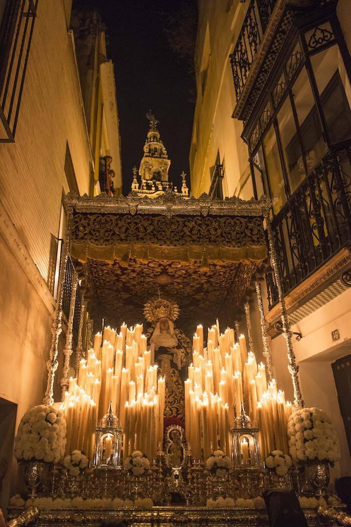 Palio de la Hermandad de las Penas de San Vicente por la estrechez de la calle Placentines. Foto: Ayto. Sevilla