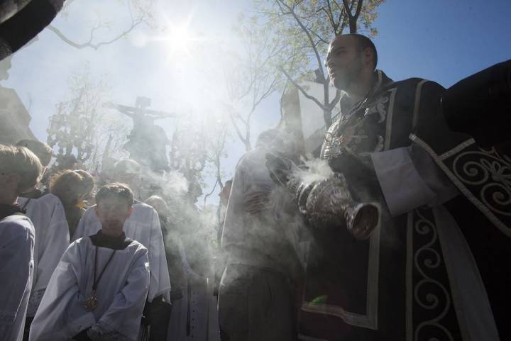 Acólitos y monaguillos que preceden a los pasos en los cortejos procesionales. Foto: Ayto. Sevilla