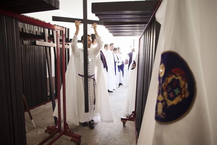 Preparación de las cruces de los penitentes antes de la salida de la Hermandad de San Benito. Foto: Ayto. Sevilla