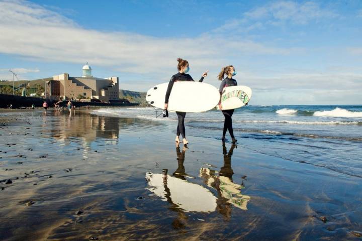 Las Canteras es un punto de surf perfecto para todos los niveles. Foto: Nacho González.