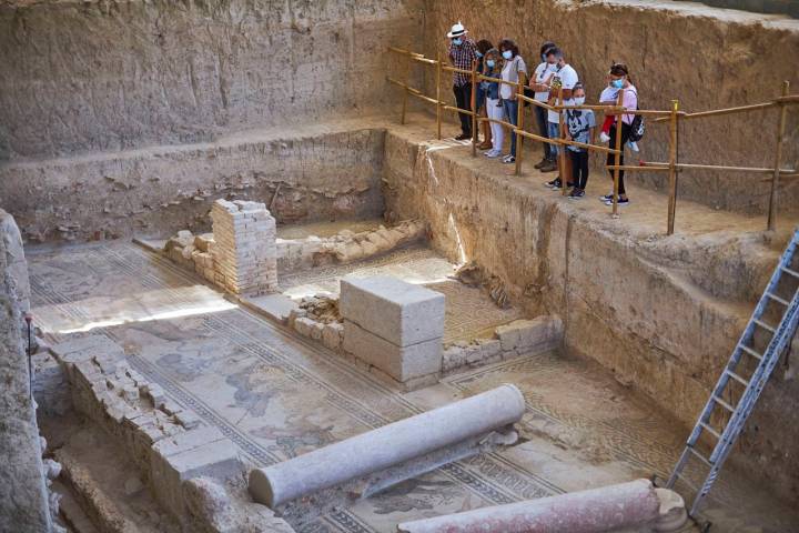 Grupo de visitantes en el pasillo occidental de la segunda nave de la villa romana de Salar.