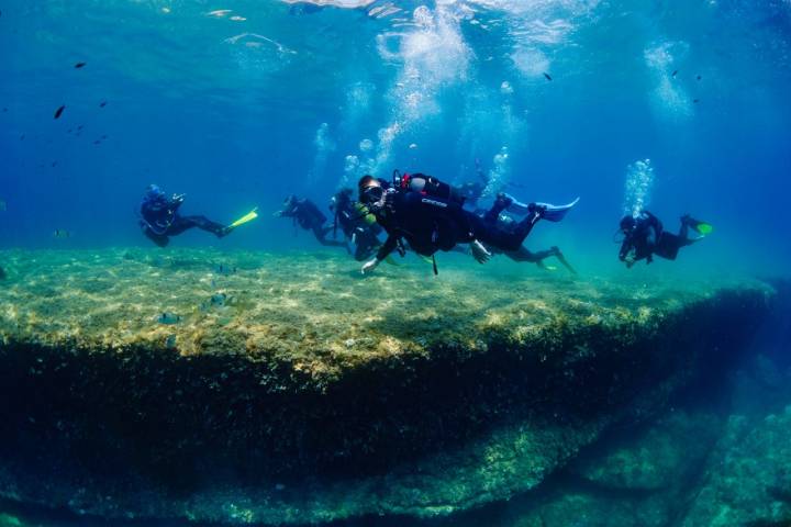 El curso básico oficial te capacita en dos o tres días para bucear hasta una profundidad de 18 metros. Foto: SuperDive.