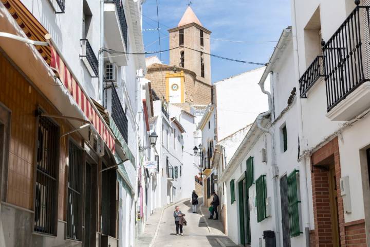 La Torre del Reloj preside la vida del pueblo, a la entrada al barrio de La Villa.