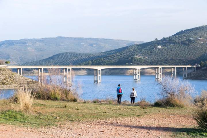 En torno al pantano existen numerosas rutas, como la que discurre por el margen izquierdo, desde el puente Agroman hasta el Muro de la Presa (15km/ 6h)