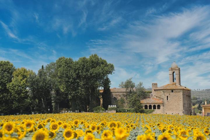 El pequeño pueblo de Púbol cuenta con rincones de insólita belleza. Seguramente su aire de perpetua serenidad conquistó a Dalí.