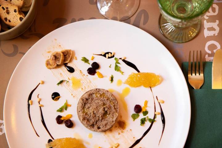 Paté de perdiz con higos secos, frutos rojos, piñones y cabello de ángel.