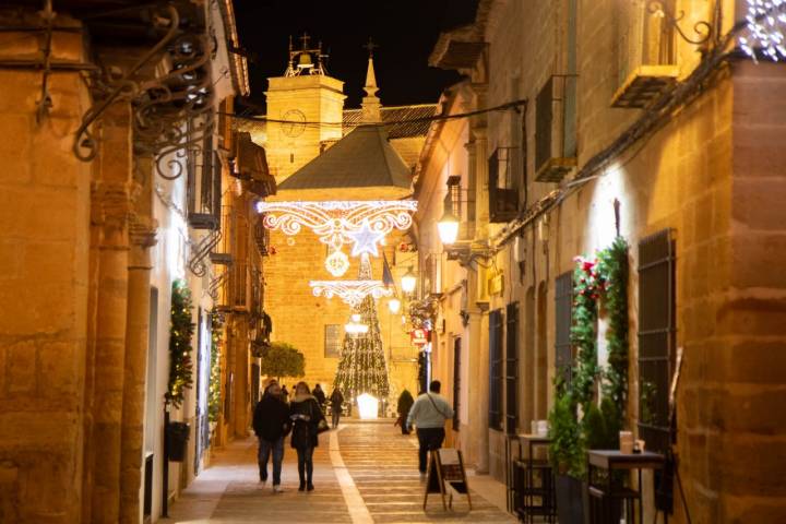 La calle Cervantes es una vía peatonal que sale de la plaza Mayor.