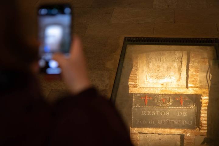 En la cripta de la capilla de la familia del Busto se encuentran los restos de Francisco de Quevedo.