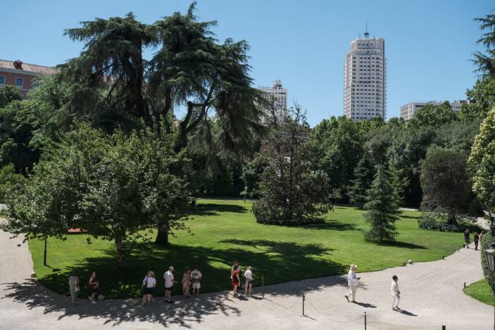 La mayoría de los visitantes esperan a la sombra.