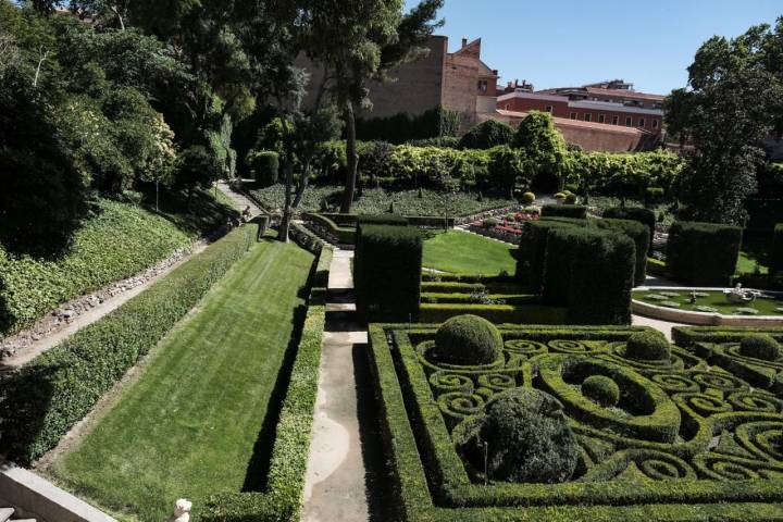 Los estragos de la Guerra Civil se pueden ver en la pared opuesta al palacio.