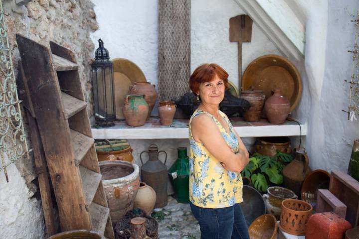 En 'Almagra' se pueden encontrar todo tipo de antigüedades. En la foto, Ana Ortíz.