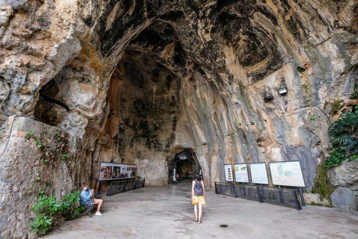 La grandiosidad de la entrada principal de la Cueva de las Calaveras.
