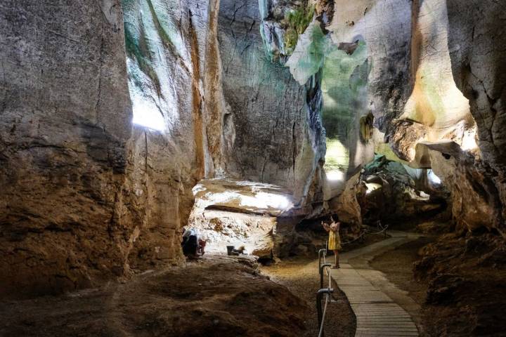 Sala de la Cueva de las Calaveras en Benidoleig, Alicante. Exposición.