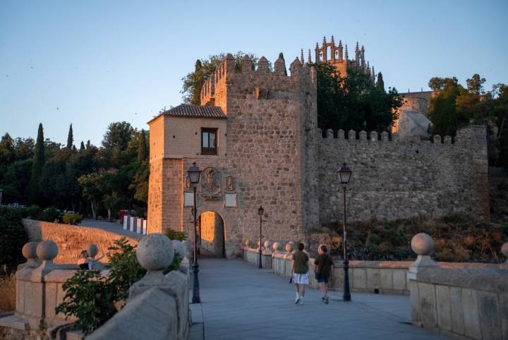 Las campanas de San Juan de los Reyes asoman tras el puente.