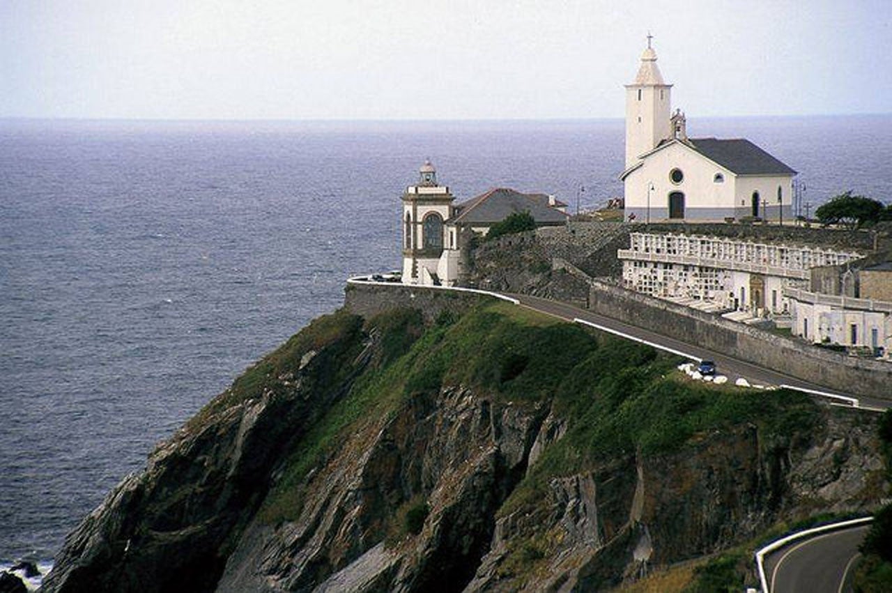 Faro De La Atalaya En Valdés Curiosidades Y Planes Relacionados Guía Repsol 9066